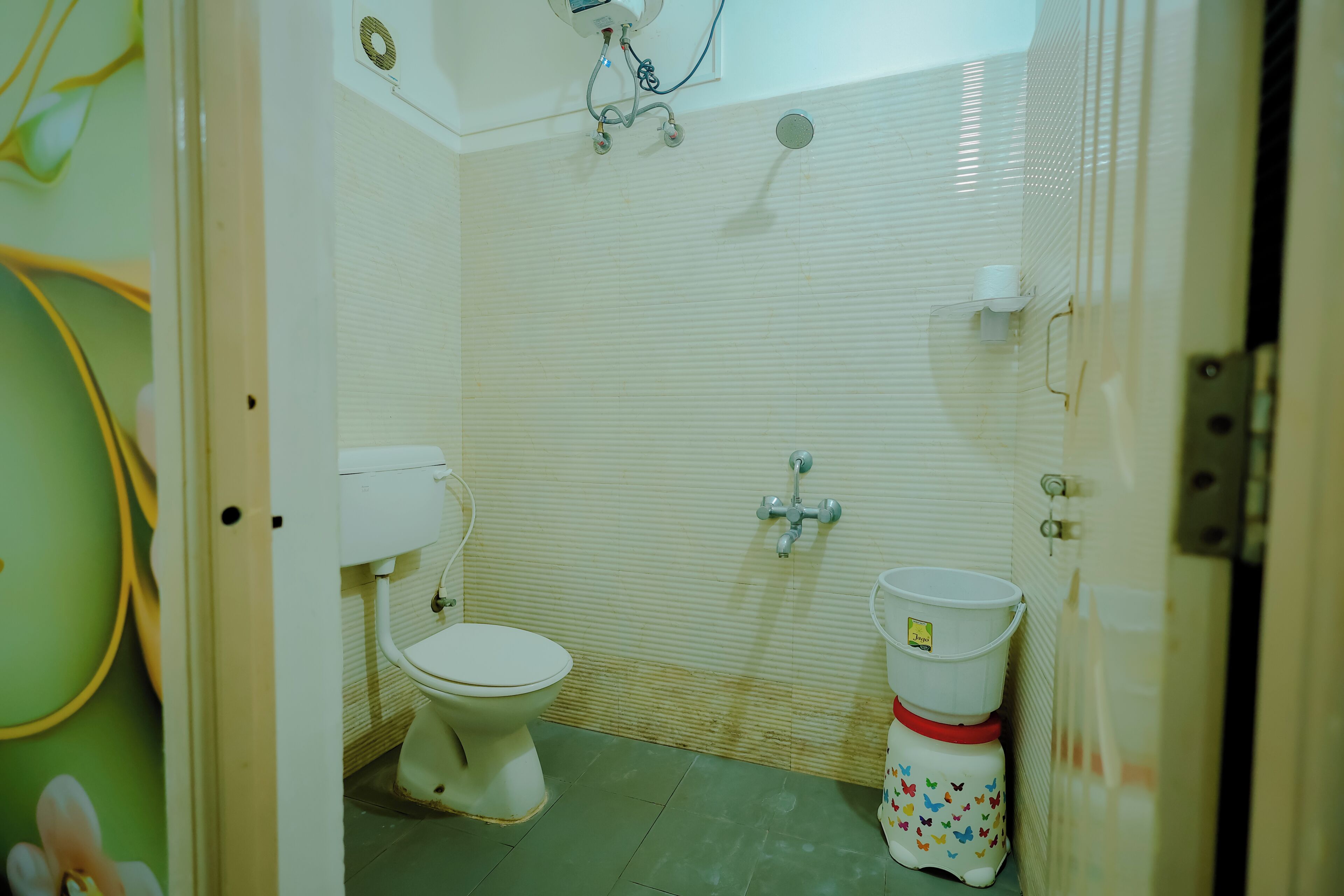 Un baño pequeño y limpio con inodoro, bidé y un cubo de basura.