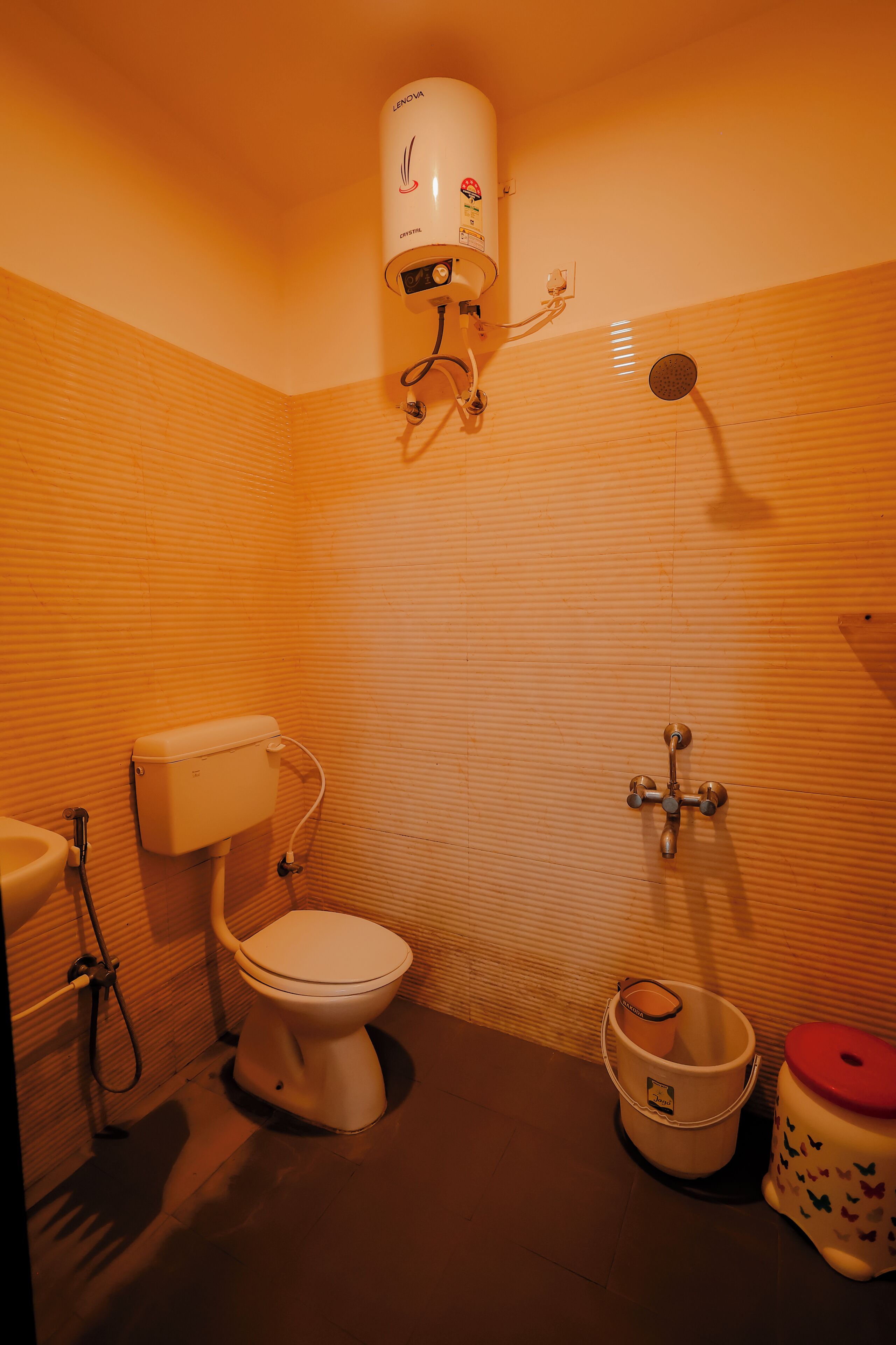 Habitación Deluxe doble | Baño | Ducha, toallas, jabón y papel higiénico