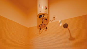 Habitación Deluxe doble | Baño | Ducha, toallas, jabón y papel higiénico