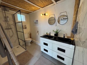 Een douche, een haardroger, handdoeken, zeep