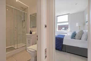 Bathroom - Bright Stylish flat in Brighton w/ lift access | Near Beach & Station (Brighton and Hove)