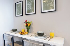 Dining - Bright Stylish flat in Brighton w/ lift access | Near Beach & Station (Brighton and Hove)