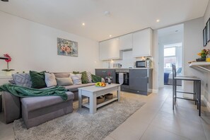Living area - Bright Stylish flat in Brighton w/ lift access | Near Beach & Station (Brighton and Hove)