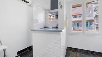 Refrigerador, microondas, parrilla de estufa y cafetera y tetera