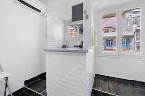 Fridge, microwave, stovetop, coffee/tea maker - Apartment 'Nice Rue Piétonne' with Wi-Fi and Air Conditioning (Nice)