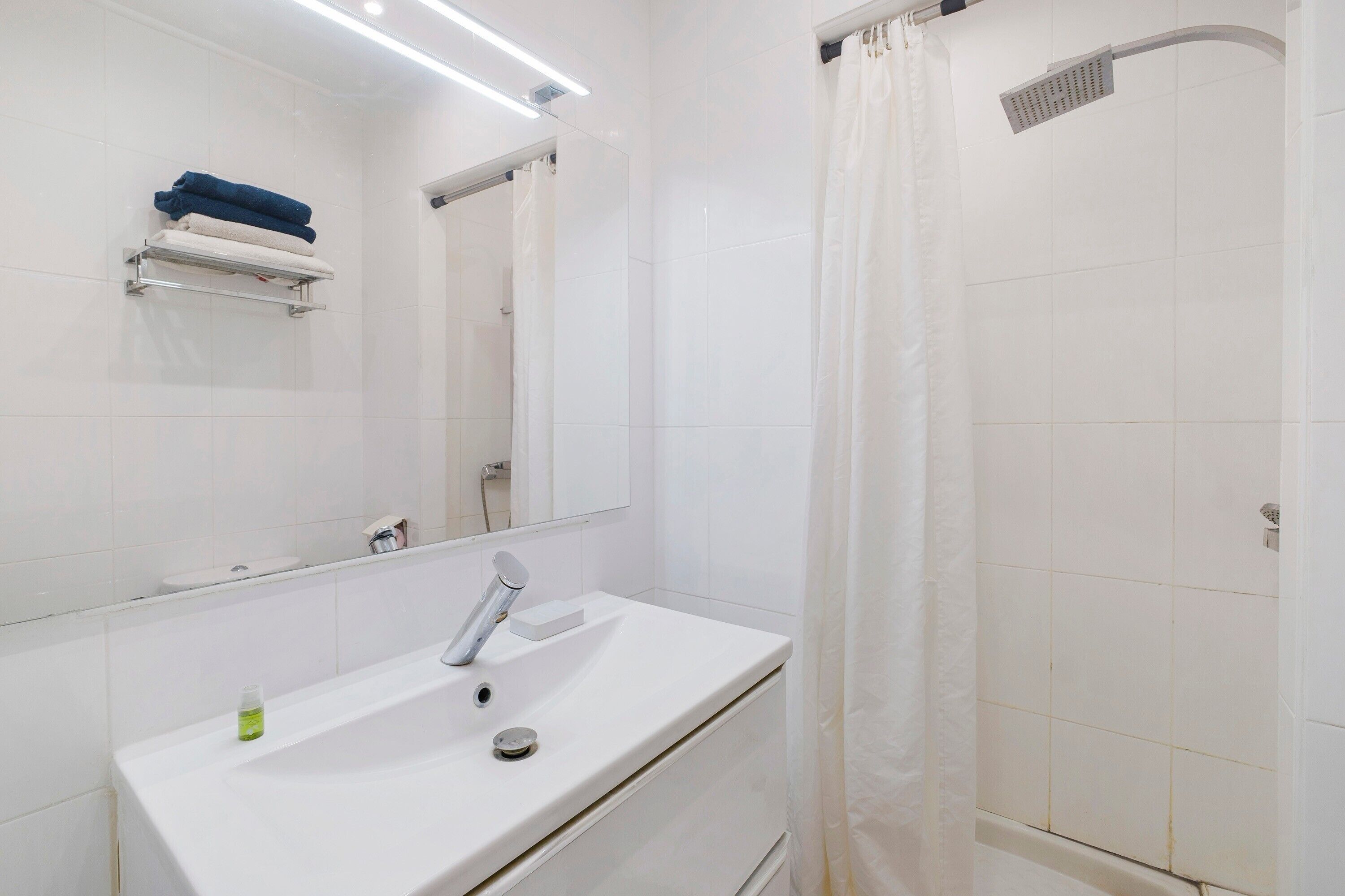 Ducha, secador de pelo y toallas
