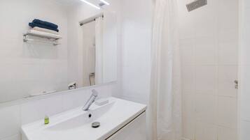 Ducha, secador de pelo y toallas