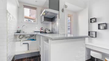 Refrigerador, microondas, parrilla de estufa y cafetera y tetera