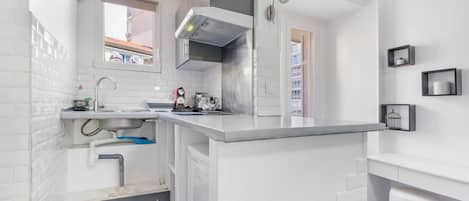 Kühlschrank, Mikrowelle, Herdplatte, Wasserkocher mit Kaffee-/Teezubehör