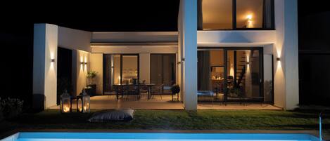 Villa Aris | Blackout drapes, soundproofing, free WiFi, bed sheets