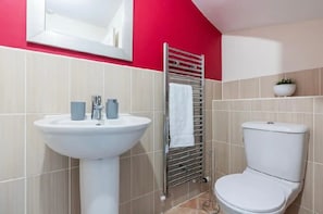 Shower, hair dryer, towels, soap - Comfortable 3BR Family Home | Free Parking Included (Chester)
