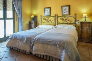 Chalé superluxo, sacada, vista para o jardim | Edredons de pluma, individualmente decorados, individualmente mobiliados
