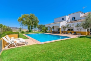 Chalet de lujo, balcón, vistas al jardín | Piscina