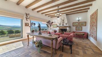 Chalet Luxe, balcon, vue jardin | Coin séjour | Télévision à écran plat de 32 pouces avec chaînes par câble, cheminée