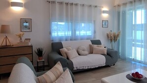 Un saló modern amb un sofà, una taula de centre i una làmpada.