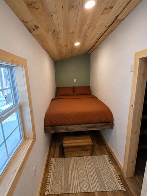 2 bedrooms - Tiny Cabin Getaway Hot Tub Overlooking the Woods (South Wales)