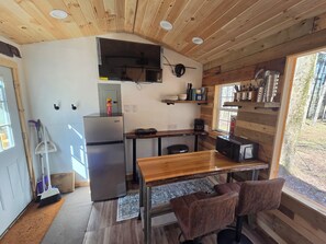 Private kitchen - Tiny Cabin Getaway Hot Tub Overlooking the Woods (South Wales)
