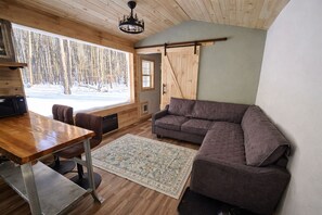 Living area - Tiny Cabin Getaway Hot Tub Overlooking the Woods (South Wales)