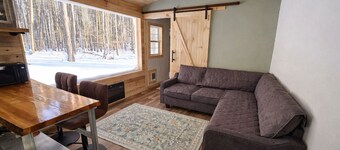 Tiny Cabin Getaway Hot Tub Overlooking the Woods