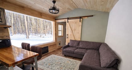 Tiny Cabin Getaway Hot Tub Overlooking the Woods