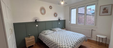 6 bedrooms, iron/ironing board, WiFi, bed sheets