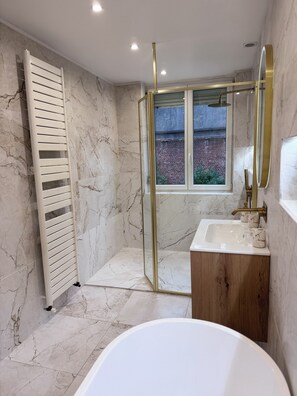 Shower, hair dryer, towels, soap - Vrbo Property (Calais)