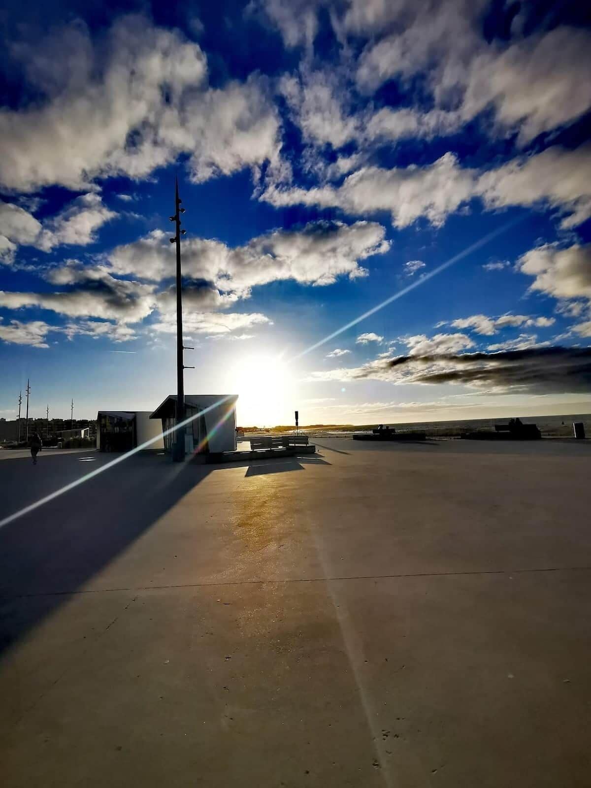 Ett platt tak med klar himmel, en hög antenn och en avlägsen horisont.