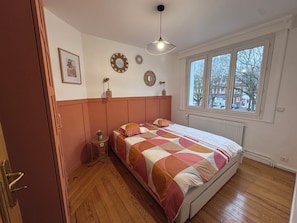 6 bedrooms, iron/ironing board, WiFi, bed sheets