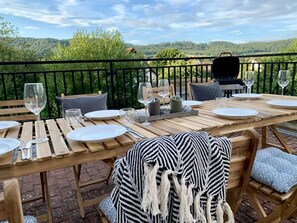 Outdoor dining - Holiday Home 'Große Freiheit Barrierefrei Xxl Lof' with Mountain View, Private Terrace and Wi-Fi (Schauenburg)