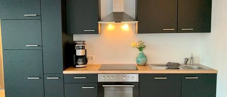 Fridge, oven, stovetop, dishwasher