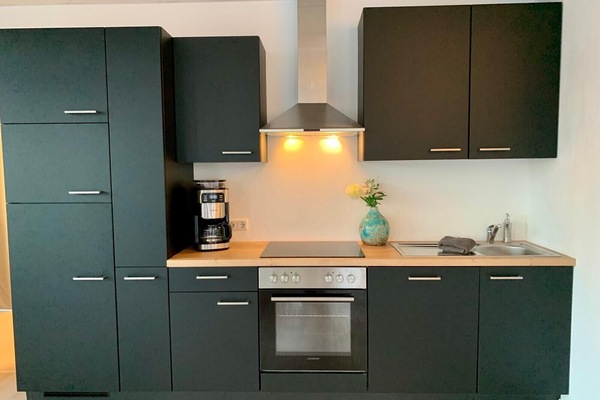 Wasserkocher mit Kaffee-/Teezubehör, Kühlschrank, Ofen, Herdplatte