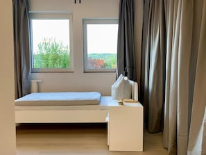 4 bedrooms, iron/ironing board, WiFi, bed sheets