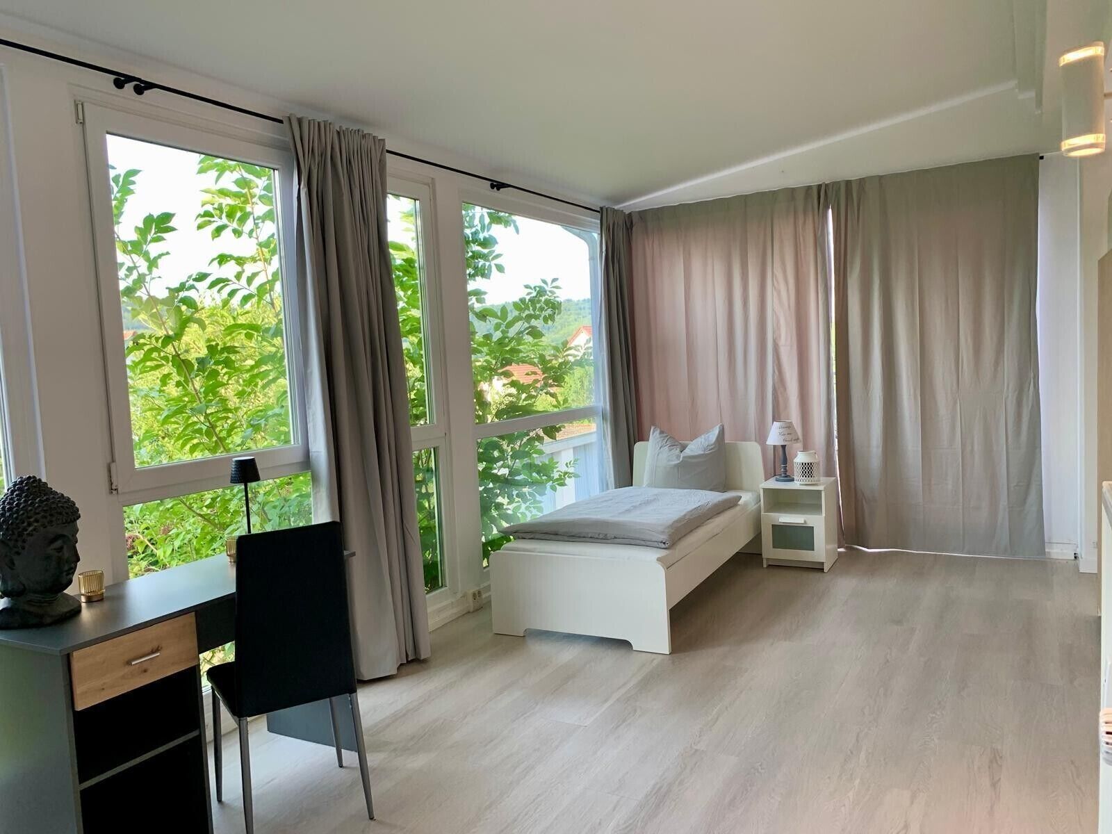 Tabla de planchar con plancha, wifi y ropa de cama 
