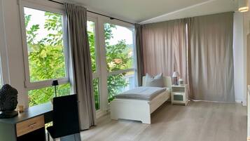 Tabla de planchar con plancha, wifi y ropa de cama