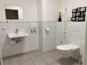 Bathroom - Holiday Home 'Große Freiheit Barrierefrei Xxl Lof' with Mountain View, Private Terrace and Wi-Fi (Schauenburg)