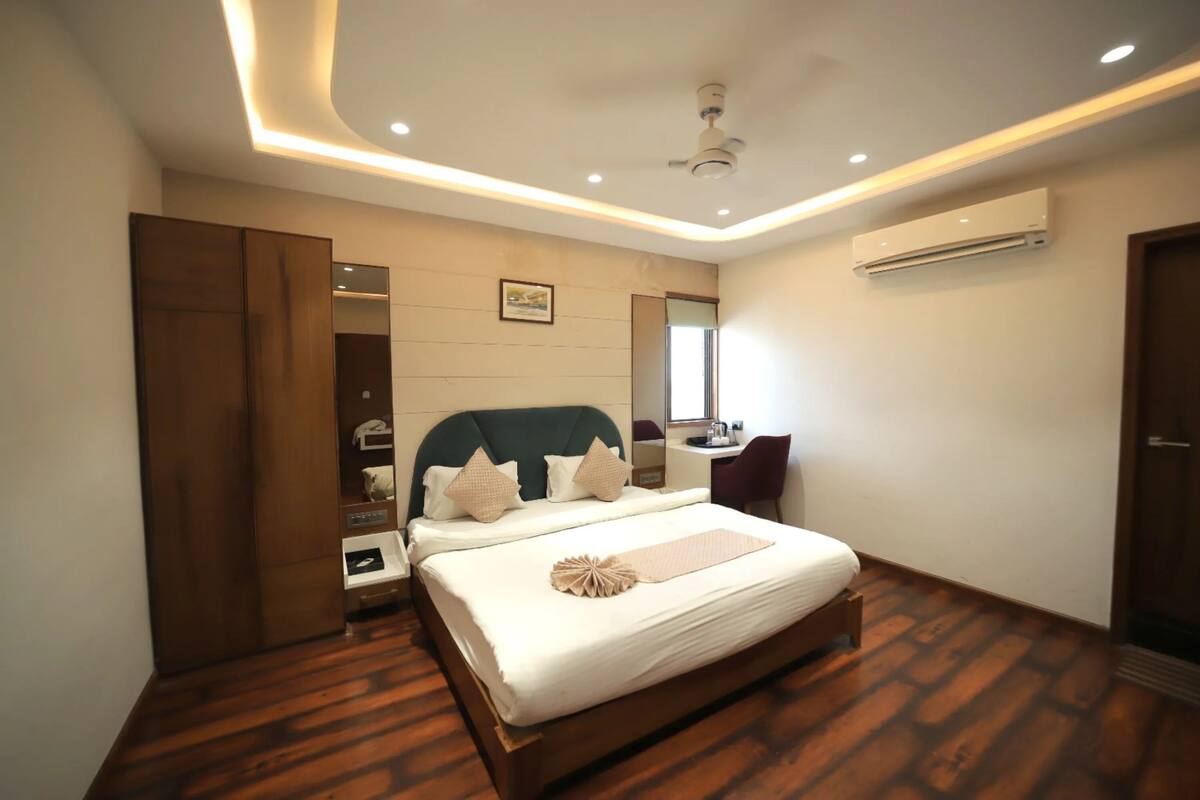 Quarto casal luxo, vista para a cidade | Escrivaninha, Wi-Fi de cortesia
