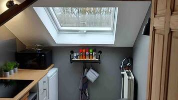 Réfrigérateur, micro-ondes, plaque de cuisson, lave-vaisselle