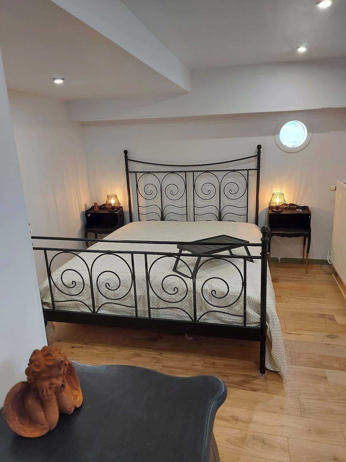 Bügeleisen/Bügelbrett, Reisekinderbett, WLAN