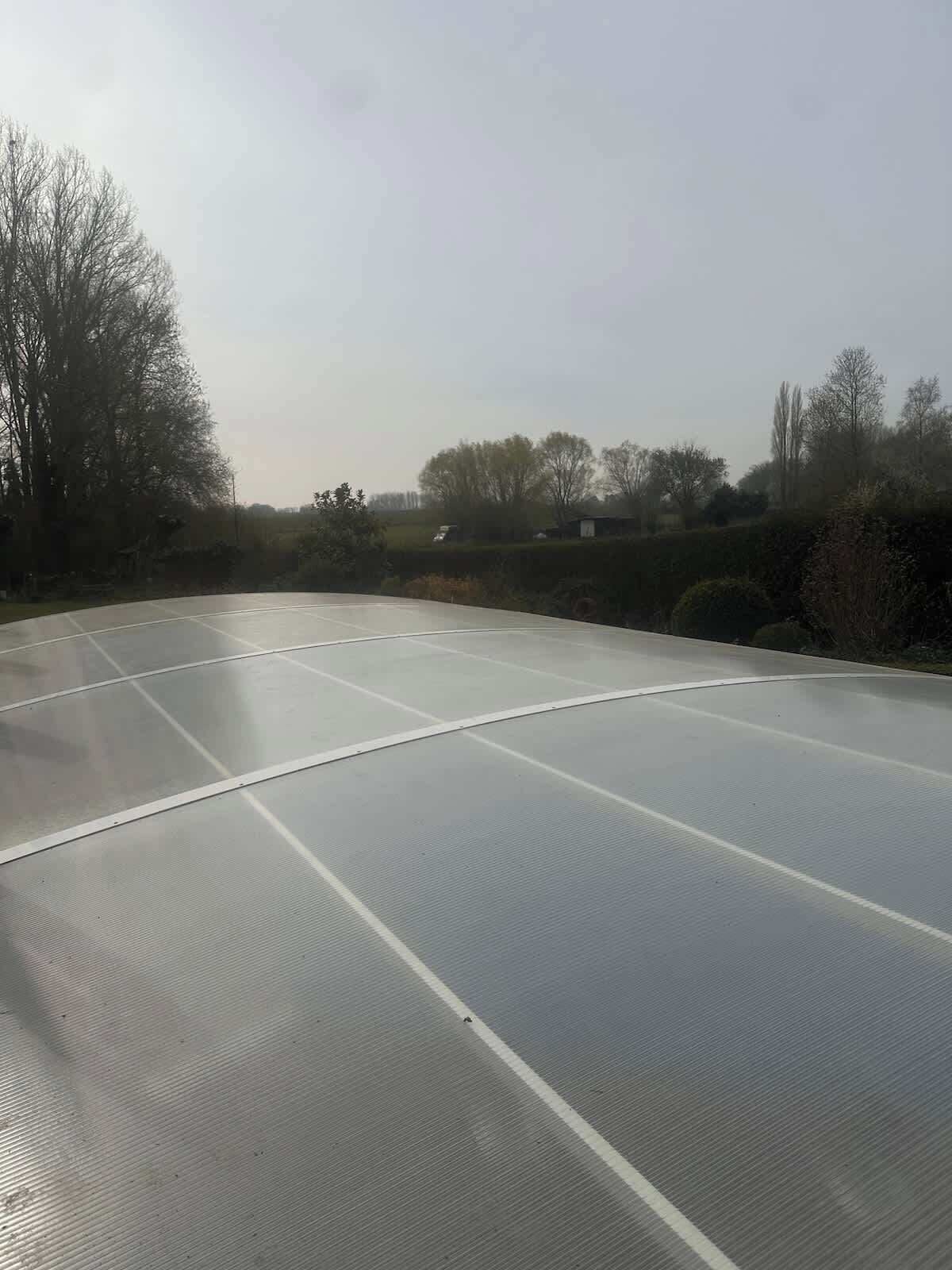Un bâtiment à toit plat, avec un ciel dégagé.