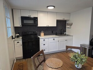 Geladeira, micro-ondas, fogão, cooktop