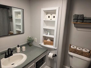 Asciugacapelli, asciugamani, sapone, shampoo