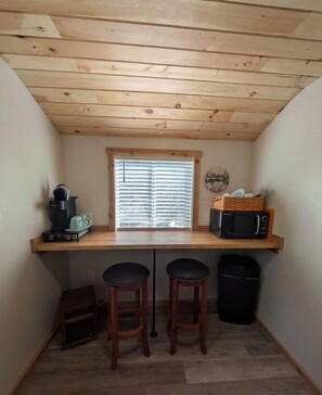 Interior - Delightful 1-bedroom cabin on private lake w/AC in Traverse City, pet friendly (Traverse City)