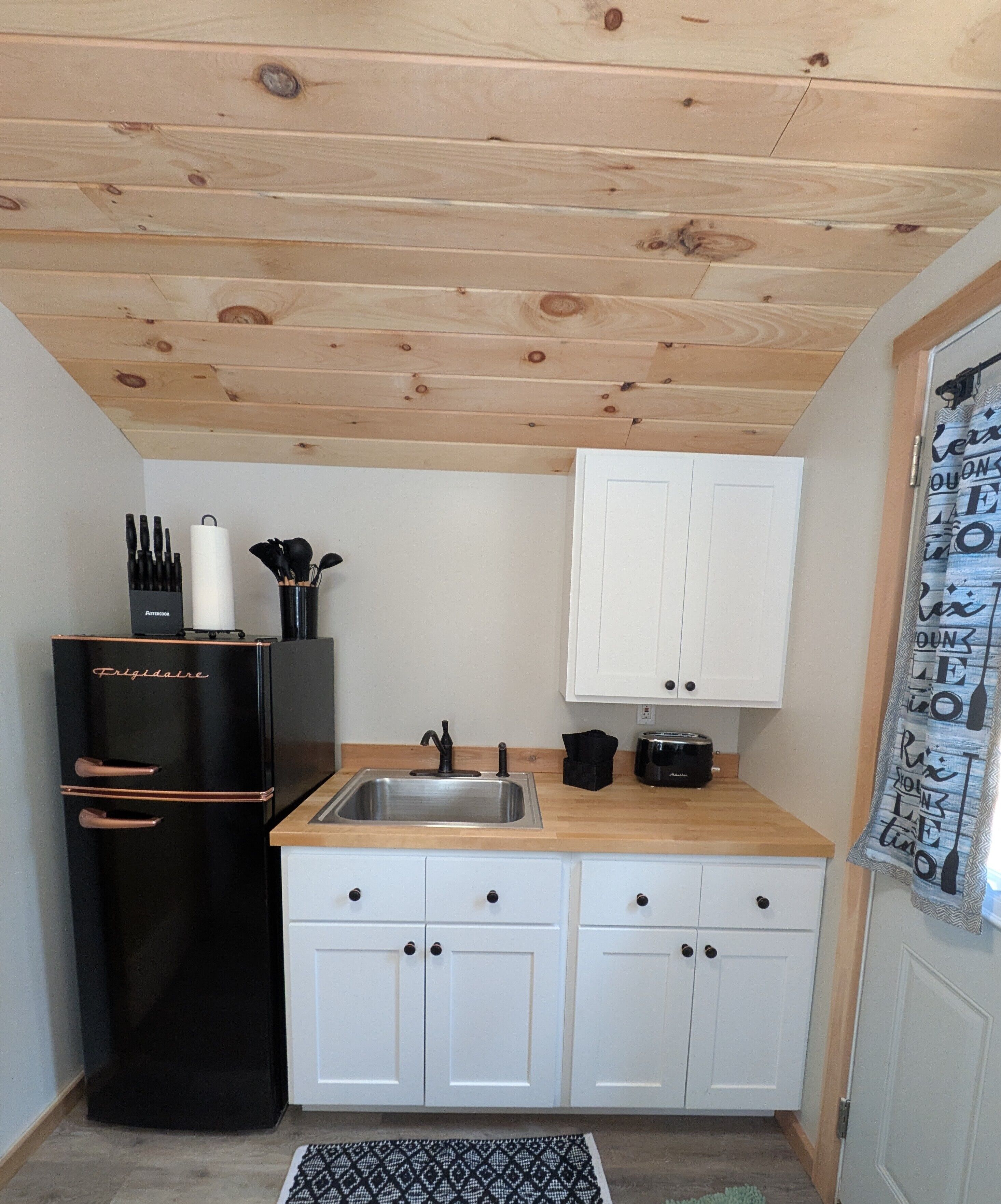 Fridge, microwave, coffee/tea maker, toaster