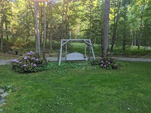 Children’s area - Delightful 1-bedroom cabin on private lake w/AC in Traverse City, pet friendly (Traverse City)
