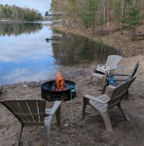 Property grounds - Delightful 1-bedroom cabin on private lake w/AC in Traverse City, pet friendly (Traverse City)