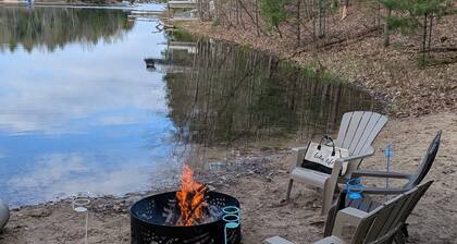 Cozy lakefront cabin, TONS of amenities; dog friendly; 15 mins to downtown TC