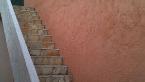 Un escalier avec des marches en pierre menant à un palier.