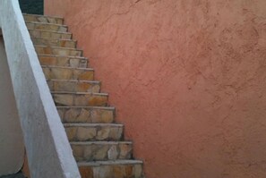 Eine Treppe mit Steinstufen, die zu einer Aussichtsplattform führen.