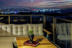 A balcony with a sofa, a table, and a potted plant. - Bosphorus View Apt With 2 Terraces At Monnas Suite (Istanbul)
