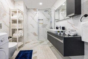 A modern bathroom with a toilet, shower, and vanity. - Bosphorus View Apt With 2 Terraces At Monnas Suite (Istanbul)